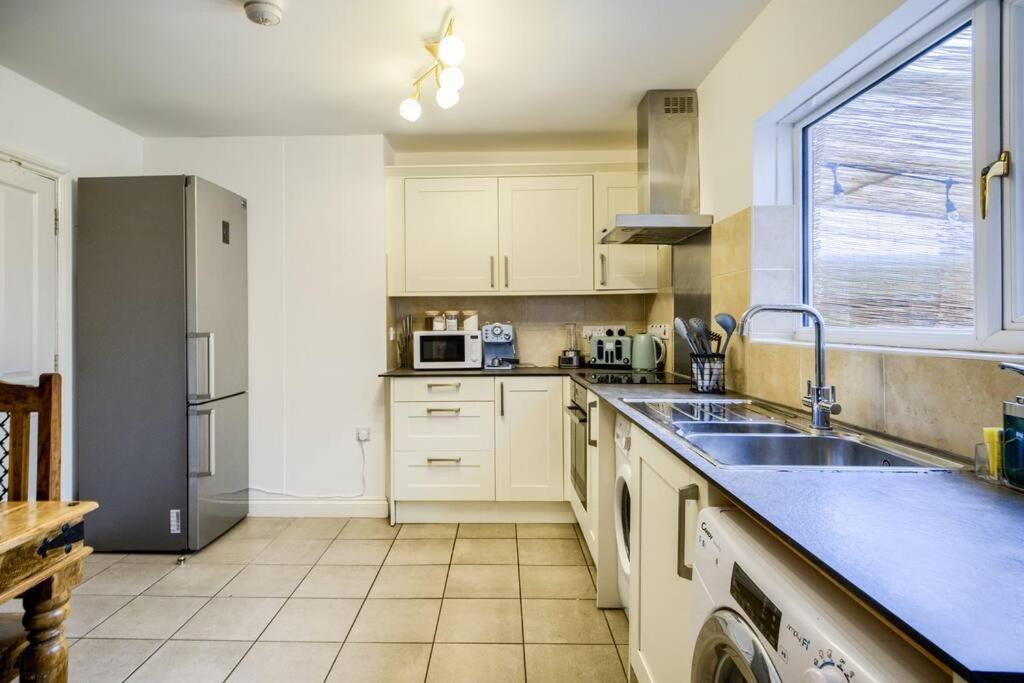 Low Rate For A 4-Bedroom House In Coventry With Free Unlimited Wi-Fi 2 Car Parking 53 Qmc ภายนอก รูปภาพ